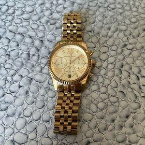 Michael kors gold womens watch. Amazing condition but needs new battery